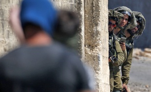 Des soldats israéliens pendant la manifestation hebdomadaire à la frontière de la bande de Gaza.