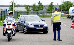 Une opération de police à la frontière entre la Belgique et les Pays-Bas, à Hazeldonk, le 21 mai 2014.