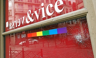 La vitrine du Vice&Versa a été cassée à coups de chaise, selon les témoignages récoltés au cours de l'enquête.