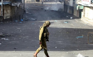 Un soldat israélien, lors d'affrontements avec des manifestants palestiniens à Hebron, en Cisjordanie, le 22 octobre 2015