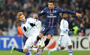 L'attaquant du PSG, Ezequiel Lavezzi (en bleu), lors d'un match de Ligue des champions, le 21 novembre 2012 contre le Dynamo Kiev, à Kiev.