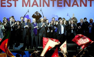 François Hollande et son équipe sur scène place de la Bastille Paris le 6 mai 2012.