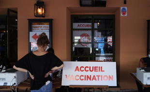 Un centre de vaccination dans un bar à Nice.