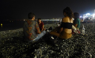 Niçois et touristes organisent des soirées sur les plages niçoises.