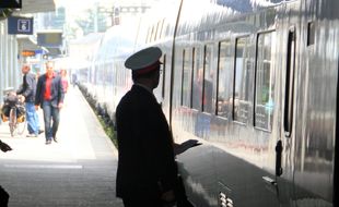 Illustration d'un contrôleur de la SNCF, ici auprès d'un TGV en gare de Rennes.