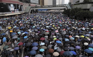 Des milliers de protestataires encerclent les bâtiments du gouvernement dans le centre de Hong Kong, le 12 juin 2019.