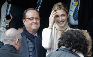 François Hollande et Julie Gayet dans les tribunes du Stade de France, le 10 mars 2018, à l'occasion du match France - Angleterre dans le cadre du Tournoi des VI nations.