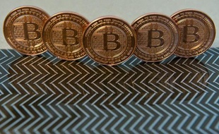 Le régulateur des services financiers de New York a accordé pour la première fois une licence à un opérateur de bitcoin, la monnaie virtuelle volatile et controversée