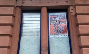 Un affiche du Bastion social sur la devanture de son local et bar associatif L'Arcadia à Strasbourg.