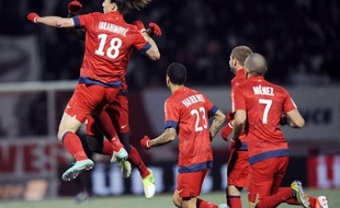 L'attaquant du PSG Zlatan Ibrahimovic félicité par ses coéquipiers, le 27 octobre 2012, à Nancy.