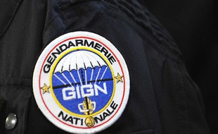 Le blason du GIGN sur la manche de l'uniforme d'un gendarme, le 4 août 2010 près de Versailles.