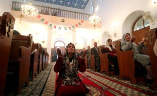 Une chrétienne irakienne prie dans l'église chaldéenne de Bassora, dans le sud de l'Irak, le 1er janvier 2016
