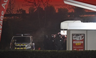 L'homme se trouvait dans une station de lavage du centre commercial Espace Anjou, près d'un point de blocage tenu depuis une semaine par les