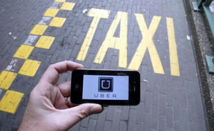 Un smartphone avec le logo du service Uber, lors d'une manifestation de chauffeurs de taxi à Bruxelles, le 13 septembre 2015
