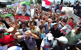 Au moins quatre manifestants islamistes et un policier ont été tués en Egypte dans des heurts entre forces de l'ordre et manifestants pro-Morsi descendus dans les rues pour un "vendredi de la colère" après la dispersion dans le sang de leurs rassemblements.