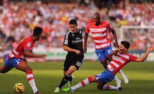 Le milieu de terrain de Grenade Abdou Sissoko contre le Real Madrid de James Rodriguez, le 1er novembre 2014.