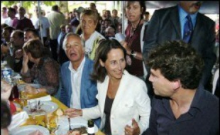 Dans un clin d'oeil à Arnaud Montebourg, qui l'accueillait à cette traditionnelle fête et s'est rallié sous sa bannière, elle a même évoqué la "VIe république" chère au coeur du député de Saône et Loire et de ses partisans, qui constituaient l'essentiel de l'assistance.