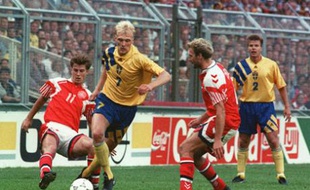 Le Suédois Klas Ingesson échappant au Danois Brian Laudrup lors d'un match de l'Euro 1992, le 14 juin 1992.