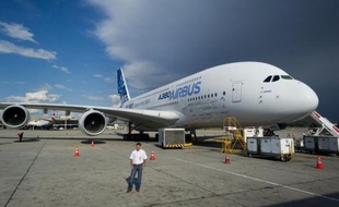 Le fabricant de produits en aluminium Constellium a annoncé jeudi avoir signé un contrat pluriannuel avec Airbus d'un montant de deux milliards de dollars, pour la fourniture de produits laminés utilisés sur les principaux programmes de l'avionneur européen et de sa maison mère EADS.