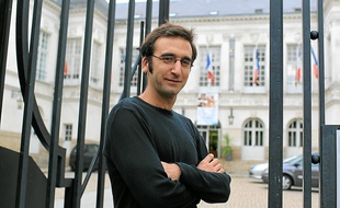 Erwan Coutant, musicien de 33 ans, est l'un des six premiers candidats à l'élection du " maire de la nuit ".