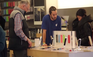 Les clients de cet Apple store américain avait de quoi être médusé en écoutant les arguments des faux vendeurs.