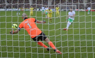 Le gardien de but nantais battu sur le penalty de Nolan Roux à la 14e.