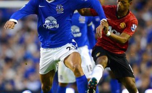 Manchester United, 2e du dernier Championnat d'Angleterre, a chuté d'entrée en dépit des débuts de sa recrue vedette Robin Van Persie, battu sur le terrain d'Everton 1 à 0, lundi, lors du dernier match de la 1re journée.