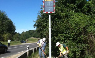 Installation d'un radar «pédagogique» sur la départementale 1029 entre Foucaucourt-en-Santerre et La Râperie, dans la Somme, le 30 mai 2011.