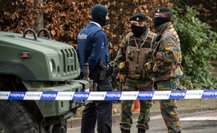 Les forces de l'ordre belges ont bouclé l'accès à l'hôtel et au restaurant Villa Marquette le 31 mars 2016 à Courtrai, durant une opération en lien avec un projet d'attentat déjoué en France