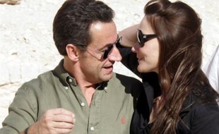 Des déboires des couples Sarkozy et Royal-Hollande à Rachida Dati faisant la Une de Paris Match en robe Dior, puis l'entrée en scène inattendue de Carla Bruni, 2007 aura vu les noces spectaculaires de la politique et des "people".