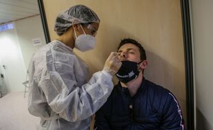 Si l'on contracte le coronavirus après avoir reçu sa première dose de vaccin, le schéma vaccinal peut être amené à évoluer selon le moment de la contamination, pour conférer la protection la plus efficace.