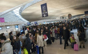 Contrôles de sécurité à l'aéroport de Roissy, le 16 décembre 2011