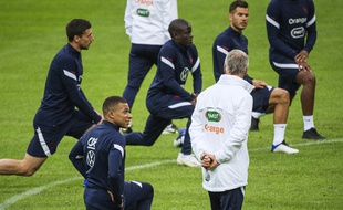 Didier Deschamps et Kylian Mbappé lors d'un entraînement des Bleus, le 4 septembre 2020.