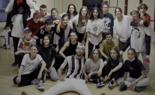 Romain et sa classe postent leurs chorégraphies sur TikTok, Brut.