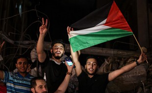 Des Palestiniens de Gaza se félicitent du cessez-le-feu, jeudi soir.