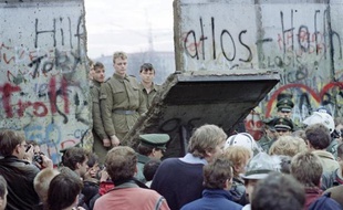 Des Allemands de l'Ouest regardent des gardes est-allemands ouvrir une brèche dans le Mur de Berlin,le 11 novembre 1989 près de la place Potsdamer