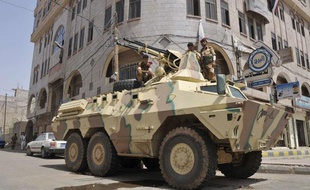 Des militaires au Yémen dans les rues de Sanaa le 27 mai 2011.