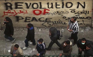 Des manifestants près de la place Tahrir, au Caire, le 21 novembre 2011.