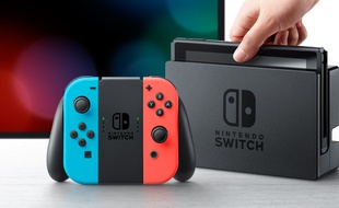 La Nintendo Switch existe avec deux coloris de manette Joy Con : gris ou rouge et bleu.