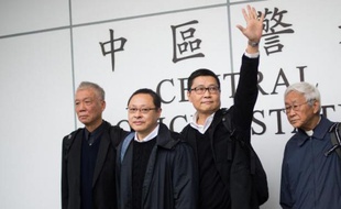 (De G à D) Chu Yiu-ming, Benny Tai et Chan Kin-man, fondateurs du mouvement prodémocratie à Hong Kong, et le cardinal Joseph Zen, ressortent d'un commissariat de Hong Kong le 3 décembre 2014
