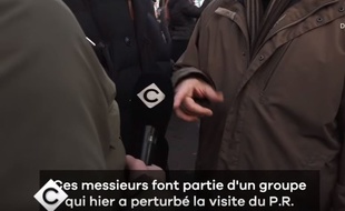 Un journaliste de « C à Vous » a été écarté de la visite présidentielle pour avoir couvert une manifestation de militants Insoumis.