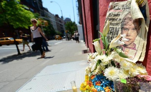 Photo d'Etan Patz en Une d'un journal posé devant l'immeuble où Pedro Hernandez, le meurtrier présumé, a déclaré avoir tué l'enfant de six ans, photo prise le 29 mai 2012 à New York