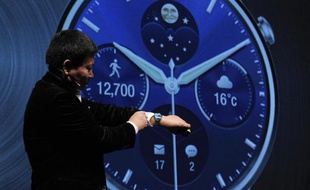 Le patron du groupe chinois Huawei présente une montre connectée au Congrès mondial de la téléphonie mobile, le 1er mars 2015 à Barcelone
