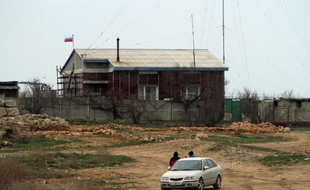 Le drapeau russe flotte sur une maison à Sébastopol, le 9 mars 2014