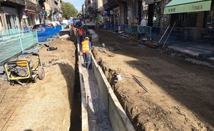 Travaux de création de la ligne D du tramway, rue Fondaudège à Bordeaux, le 12 septembre 2017