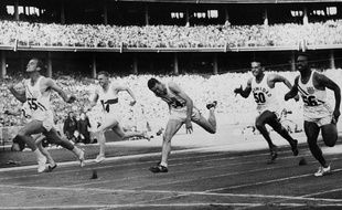 Bobby Joe Morrow (à gauche) franchit en premier la ligne d'arrivée du 100 m des Jeux olympiques de 1956 à Melbourne. (Archives)
