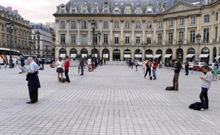 Minuit, la place Vendôme dans l'obscurité est déserte mais sur un côté une vingtaine de personnes, telles des statues de cire, se tiennent sans bruit, face au ministère de la Justice: ces veilleurs debout constituent un noyau d'irréductibles qui protestent contre le mariage homo.
