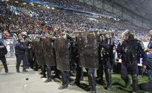 Les CRS positionnés au pied d'une tribune du stade Vélodrome, pendant OM - Naples, le 22 octobre 2013.
