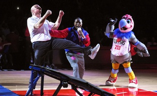 Steve Ballmer fête son dunk réussi à la mi-temps du match entre les Los Angeles Clippers et Brooklyn le 29 février 2016.