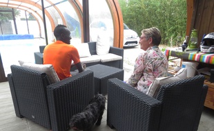 Adama et Madé, dans leur maison à Bouaye
